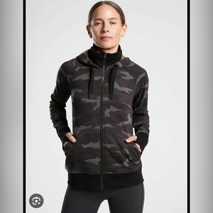 Athleta Triumph Printed Hoodie in Black Camo - XS